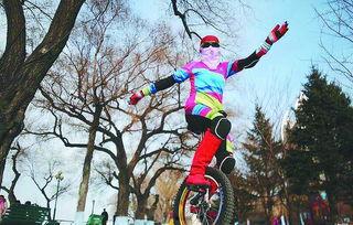 独轮车网红,轮滑新潮流，街头风采独领风骚