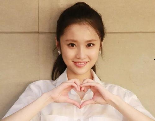 嘴巴上有小字的明星