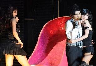 女明星被当众扒衣服,女明星遭遇的尴尬与反思